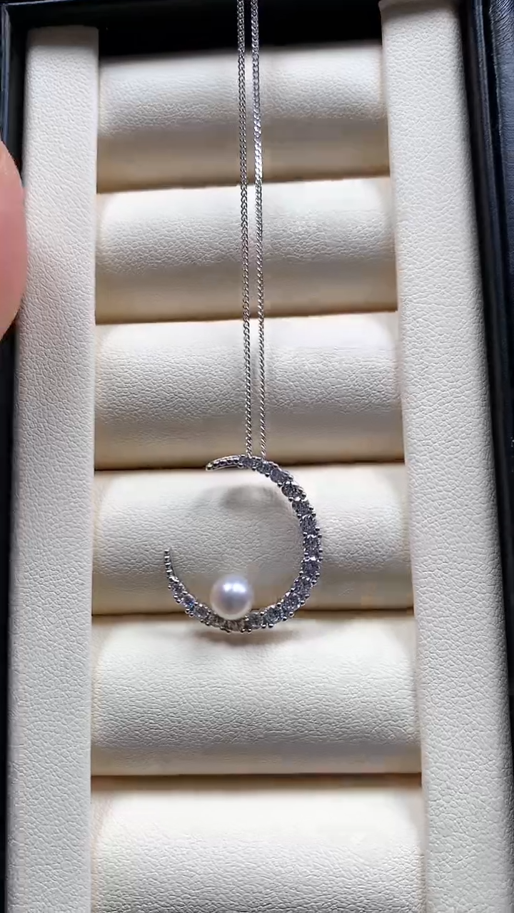 【闪购商品】淡水珍珠颈饰银S925镶嵌海水珍珠月亮吊坠送链