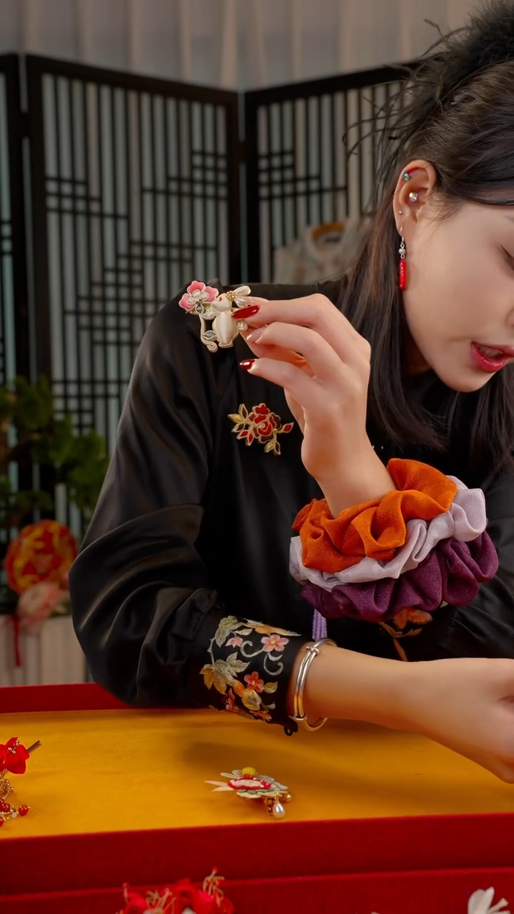 刺绣非遗绒花手工饰品