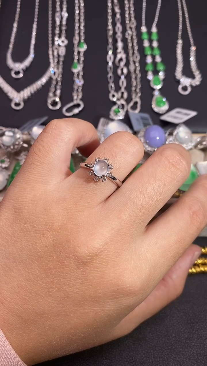 颈饰18K金镶嵌翡翠戒指