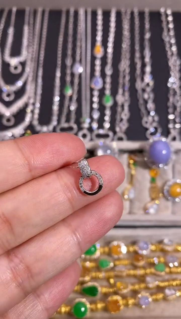 颈饰18K金镶嵌钻石扣头