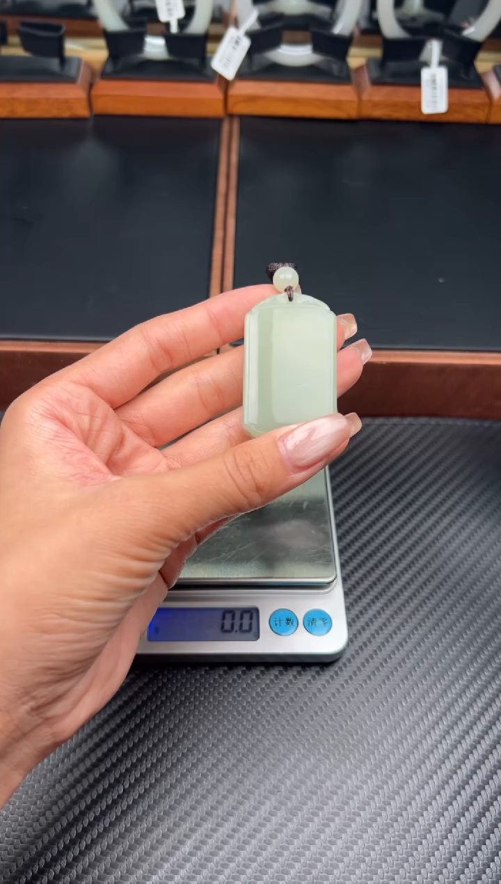 吊坠(赠链)未镶嵌和田玉且末微色差迪克兰二细吊坠