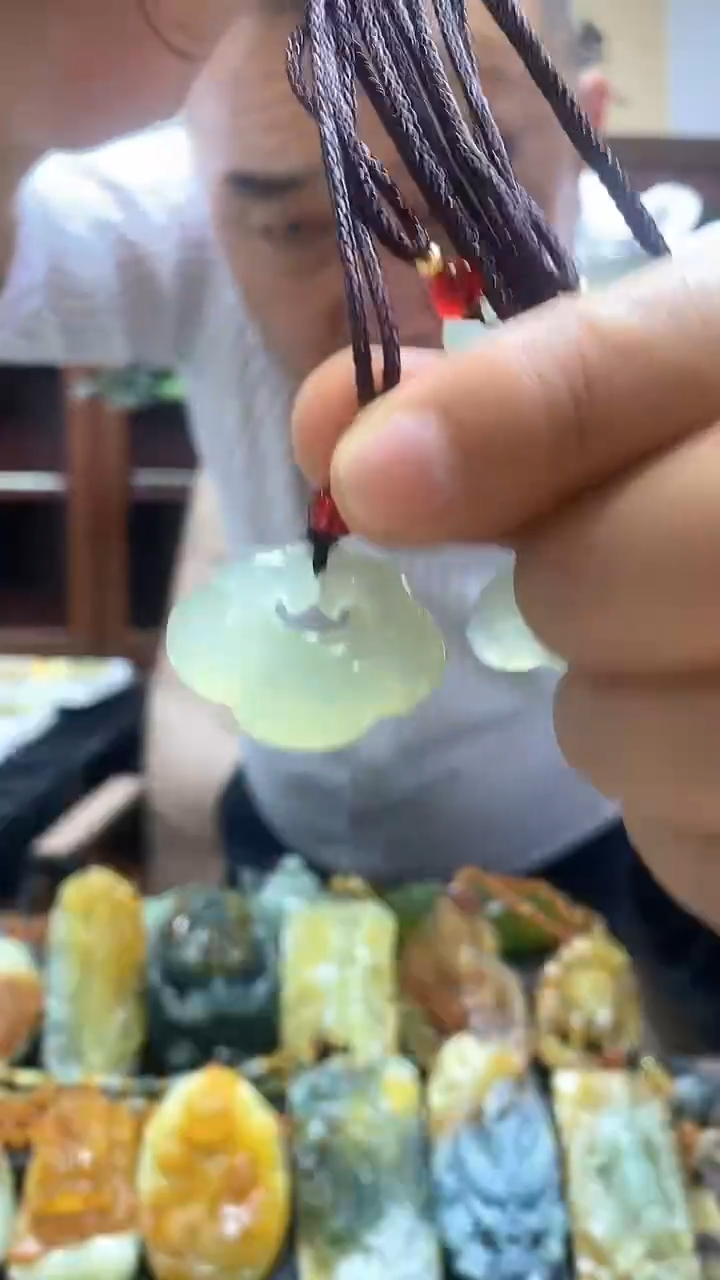 蛇纹石玉未镶嵌吊坠·