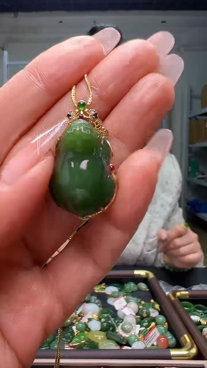 颈饰18K金镶嵌和田玉(多样性发货.发其一)12.09.95