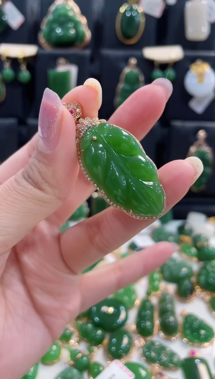 【闪购商品】和田玉（碧玉）颈饰18K金镶嵌叶子