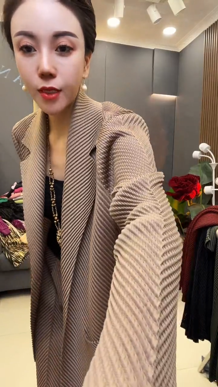 聚酯纤维（涤纶）咖色西服