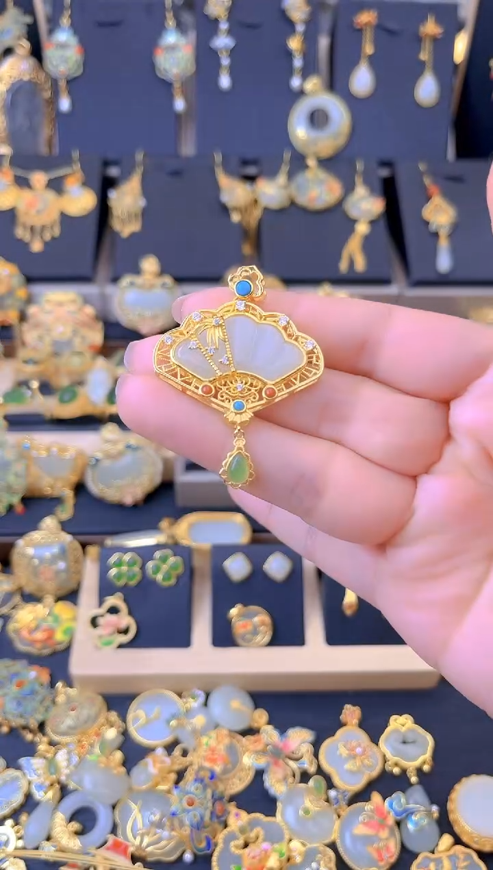 【闪购商品】和田玉吊坠银S925镀金镶嵌国风小乔扇子吊坠