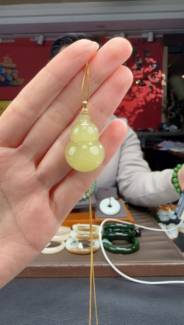 颈饰18K金镶嵌和田玉黄口葫芦吊坠