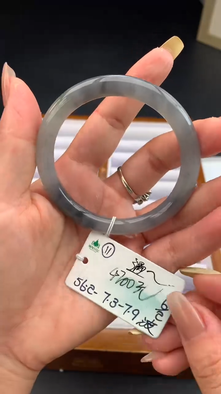【闪购商品】翡翠手镯未镶嵌 #情人节#送礼，下单联系客服核对地址~