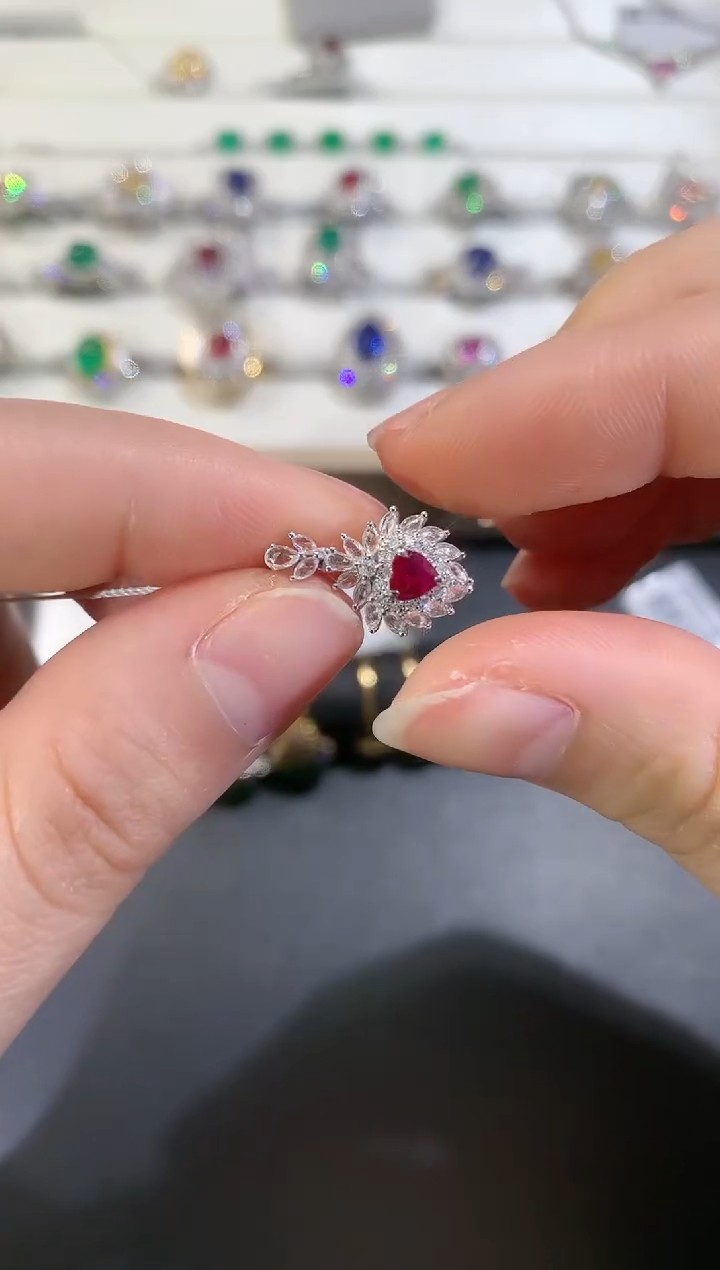 【闪购商品】红宝石吊坠18K金镶嵌Z108|2800