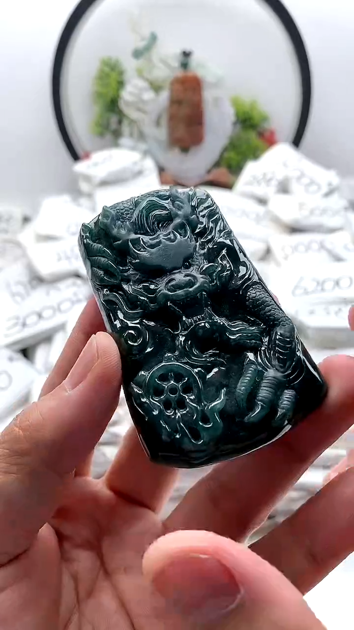 翡翠未镶嵌颈饰龙牌