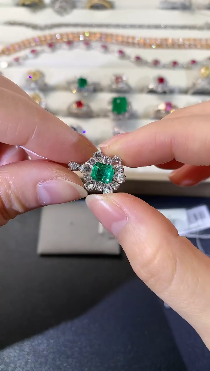 【闪购商品】祖母绿吊坠18K金镶嵌R539|8800