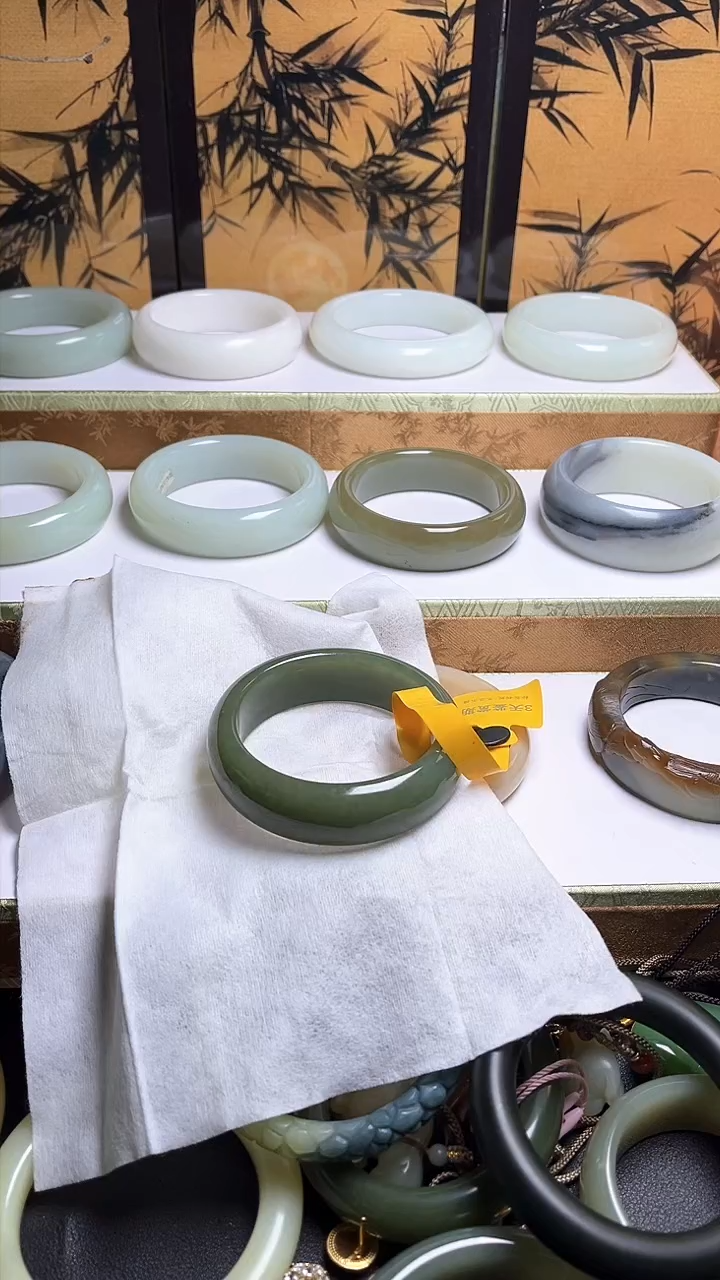 【闪购商品】和田玉手镯未镶嵌切莫豆沙绿58微弱包容