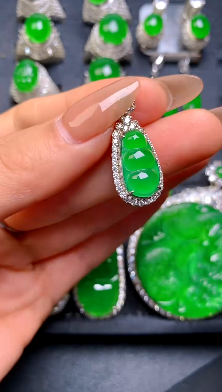 【闪购商品】翡翠吊坠(赠链)银S925镶嵌福豆吊坠