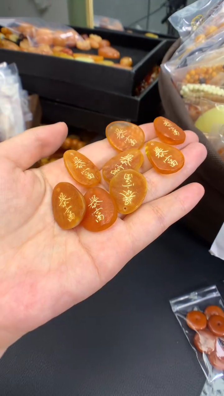 蜜蜡未镶嵌珠宝奇石多样性发一件