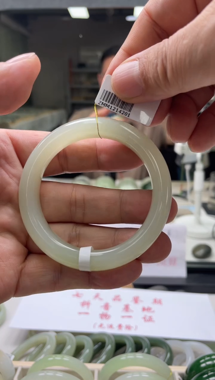 【闪购商品】和田玉手镯未镶嵌编码4201 圈口56-57