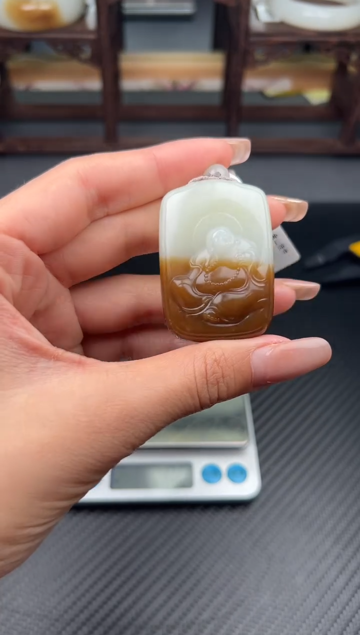 吊坠(赠链)未镶嵌和田玉且末金山微色差吊坠