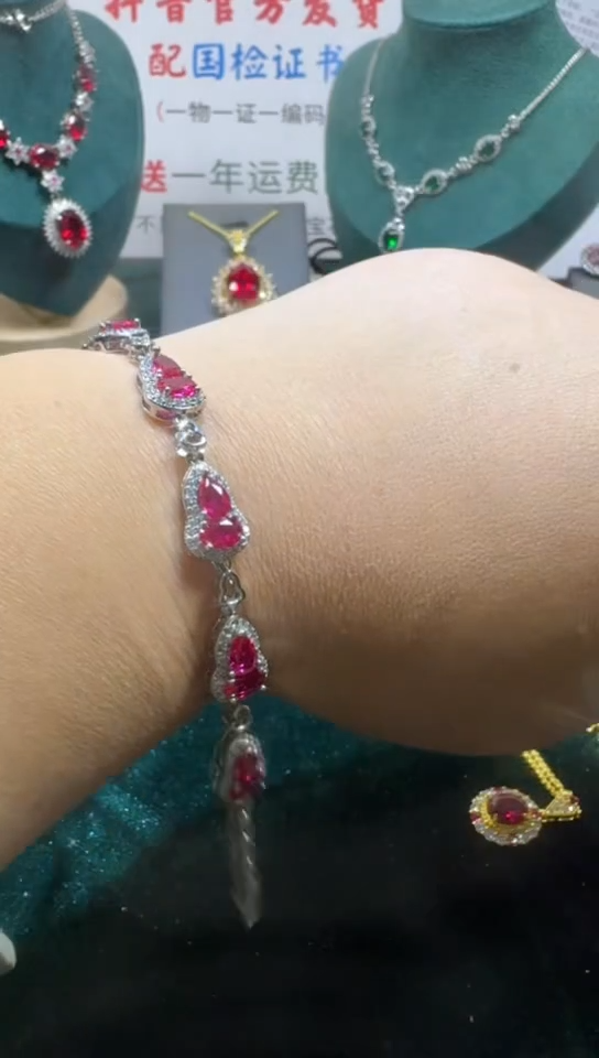 18K金镶嵌手链红宝石1