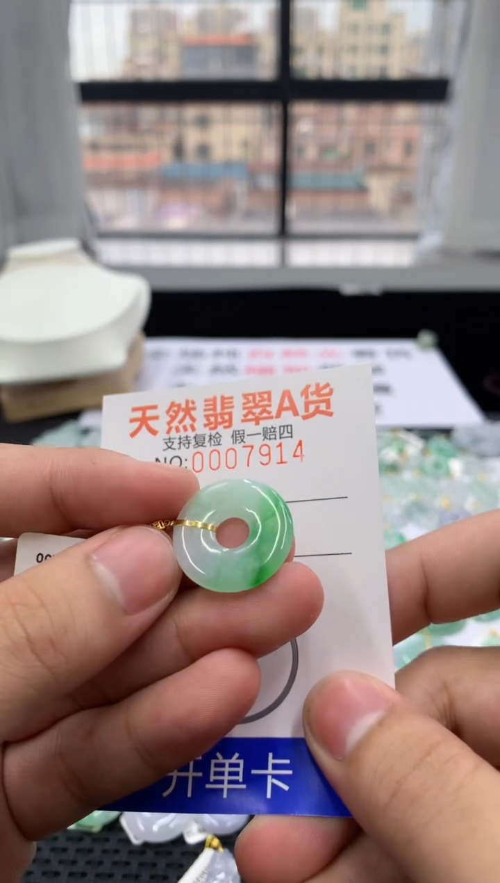 翡翠18K金镶嵌颈饰1111111111