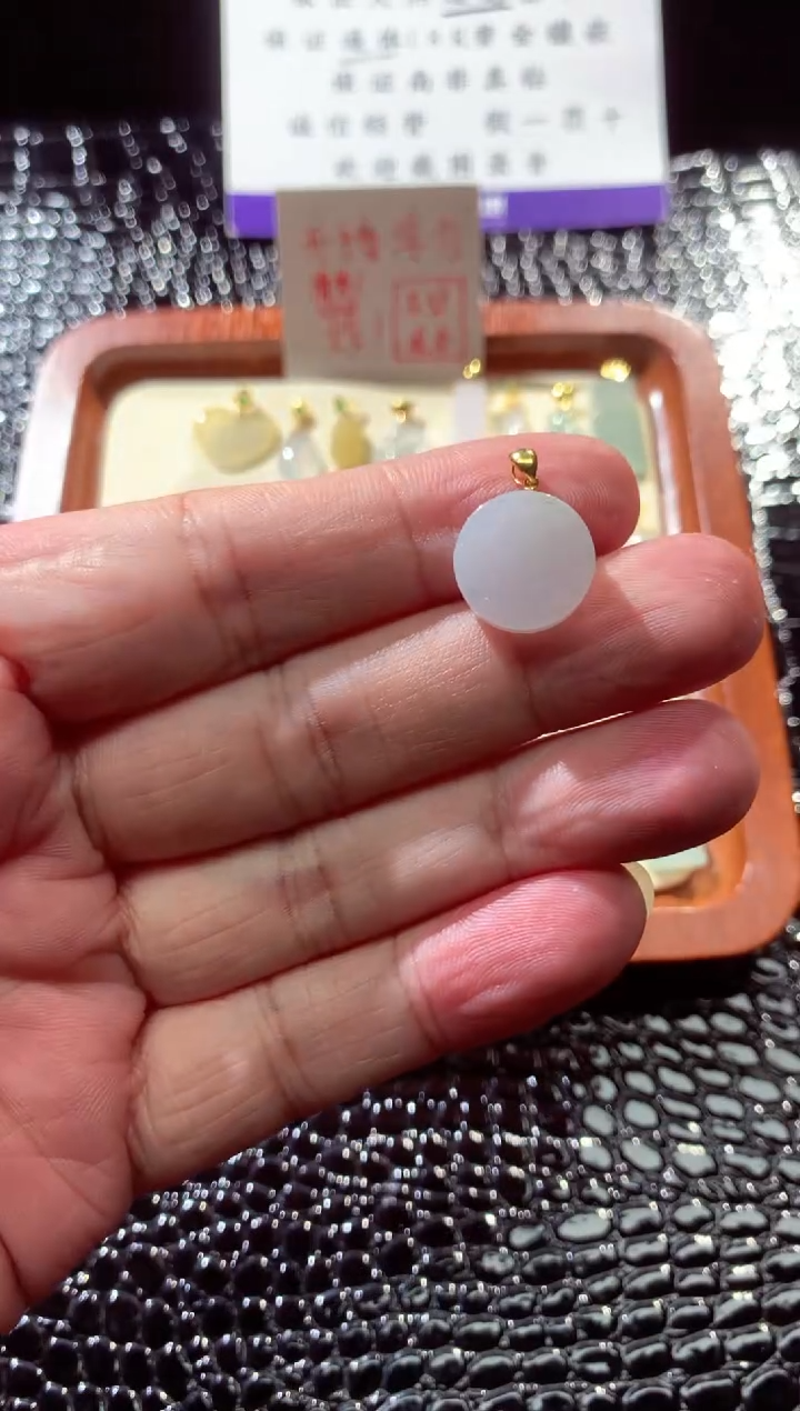 【闪购商品】翡翠颈饰18K金镶嵌无事牌