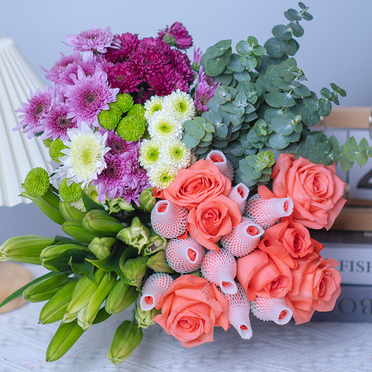  玫瑰1扎+百合1扎+混色小雏菊5枝+配草1扎云南昆明基地直发鲜切花
