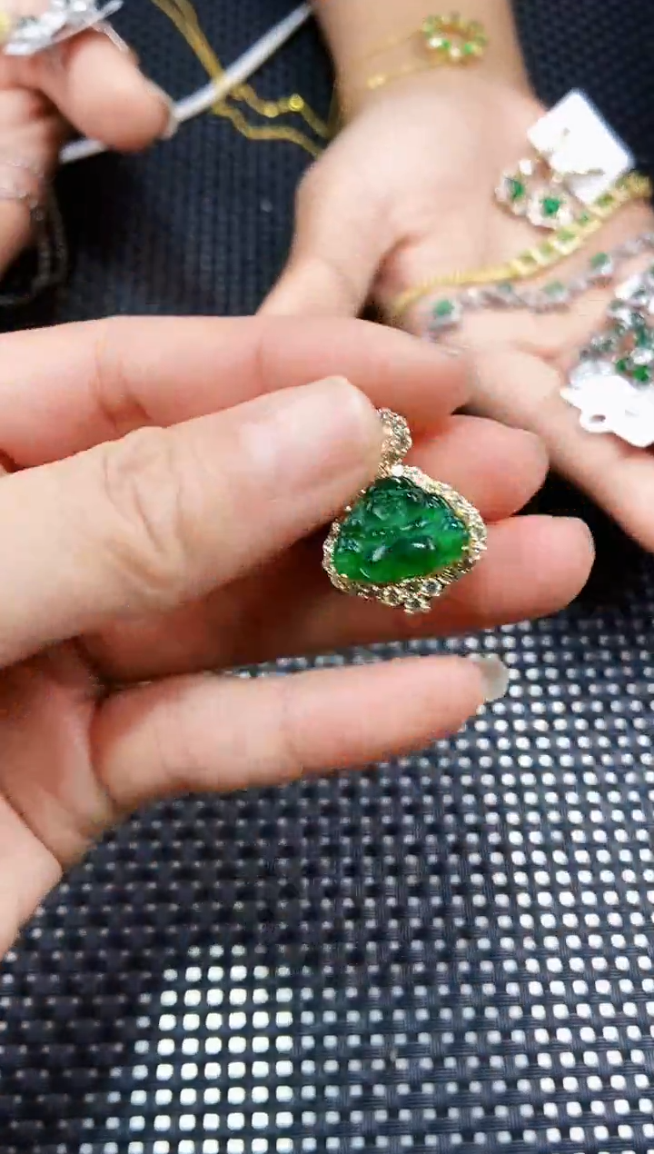 【闪购商品】翡翠颈饰未镶嵌11111111