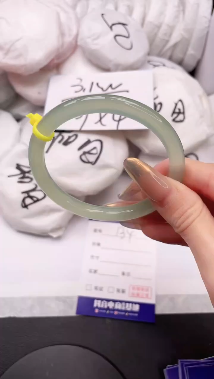 【闪购商品】石英质玉手镯未镶嵌5K134-61