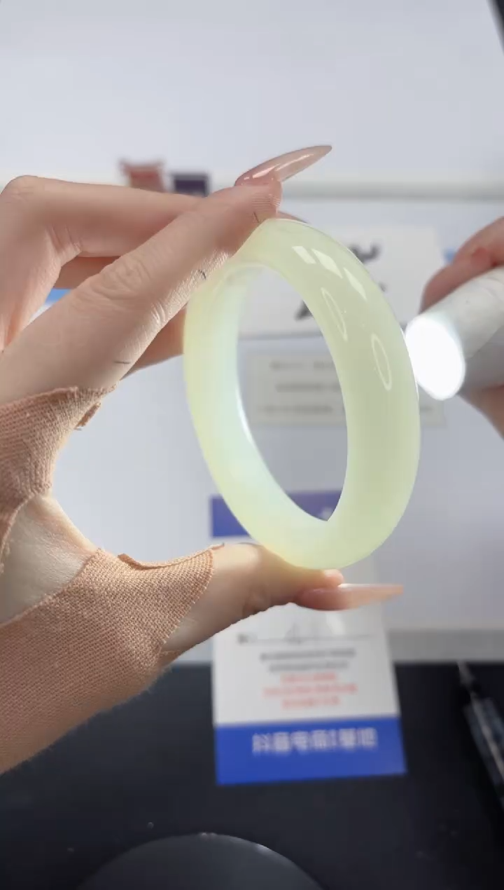 【闪购商品】石英质玉手镯未镶嵌A241-56.1