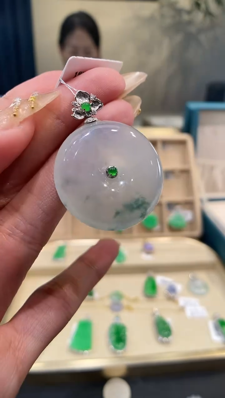 【闪购商品】翡翠吊坠(不含链)18K金镶嵌平安扣