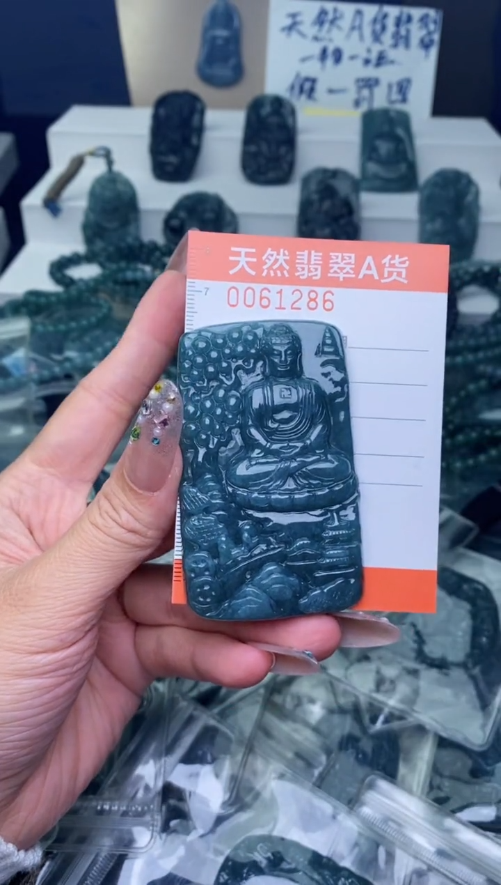 翡翠未镶嵌颈饰············