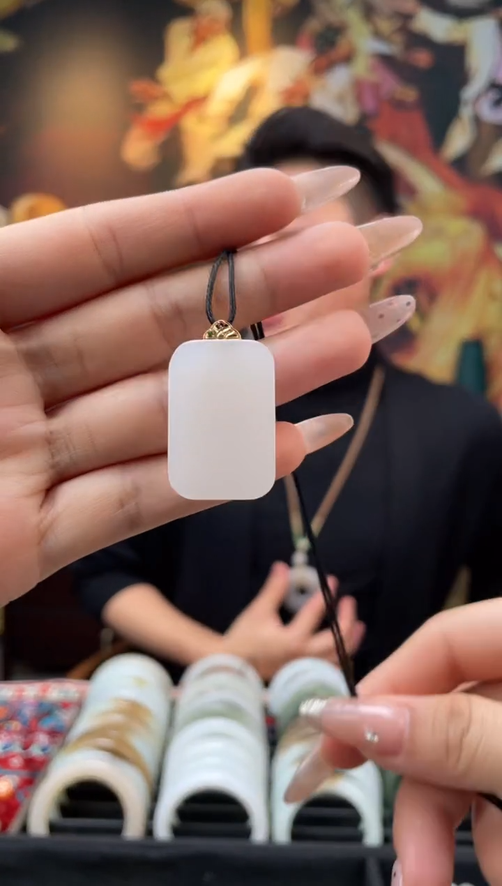 【闪购商品】和田玉18K金镶嵌颈饰无事牌吊坠多样性发一件