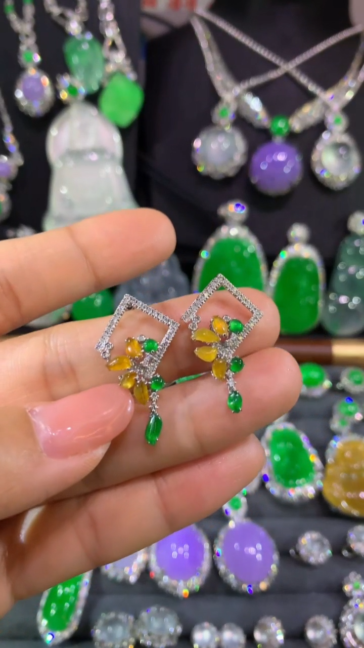 18K金镶嵌翡翠耳饰耳钉