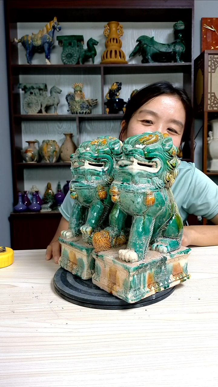 经典一对狮子精美复古风格瓷器