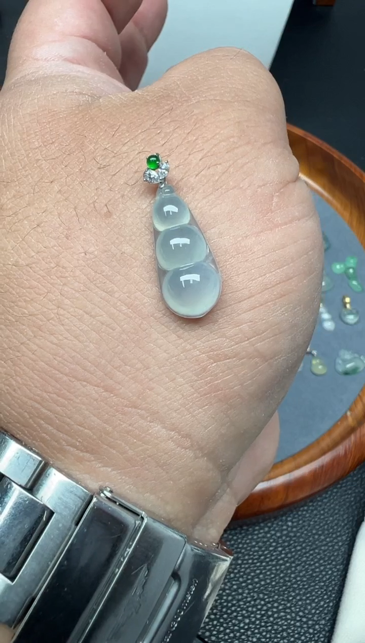 颈饰18K金镶嵌翡翠（50号）纯天然A货缅甸翡翠豆子锁骨吊坠