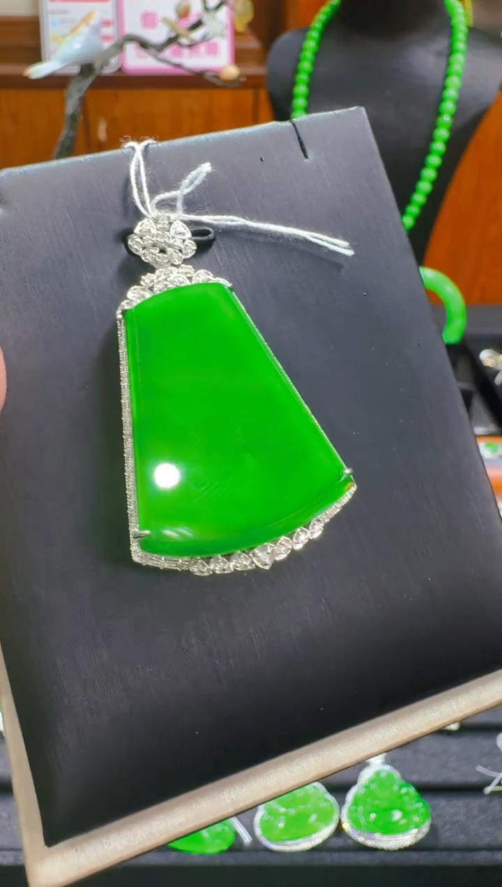 【闪购商品】翡翠吊坠(赠链)18K金镶嵌天然a货翡翠