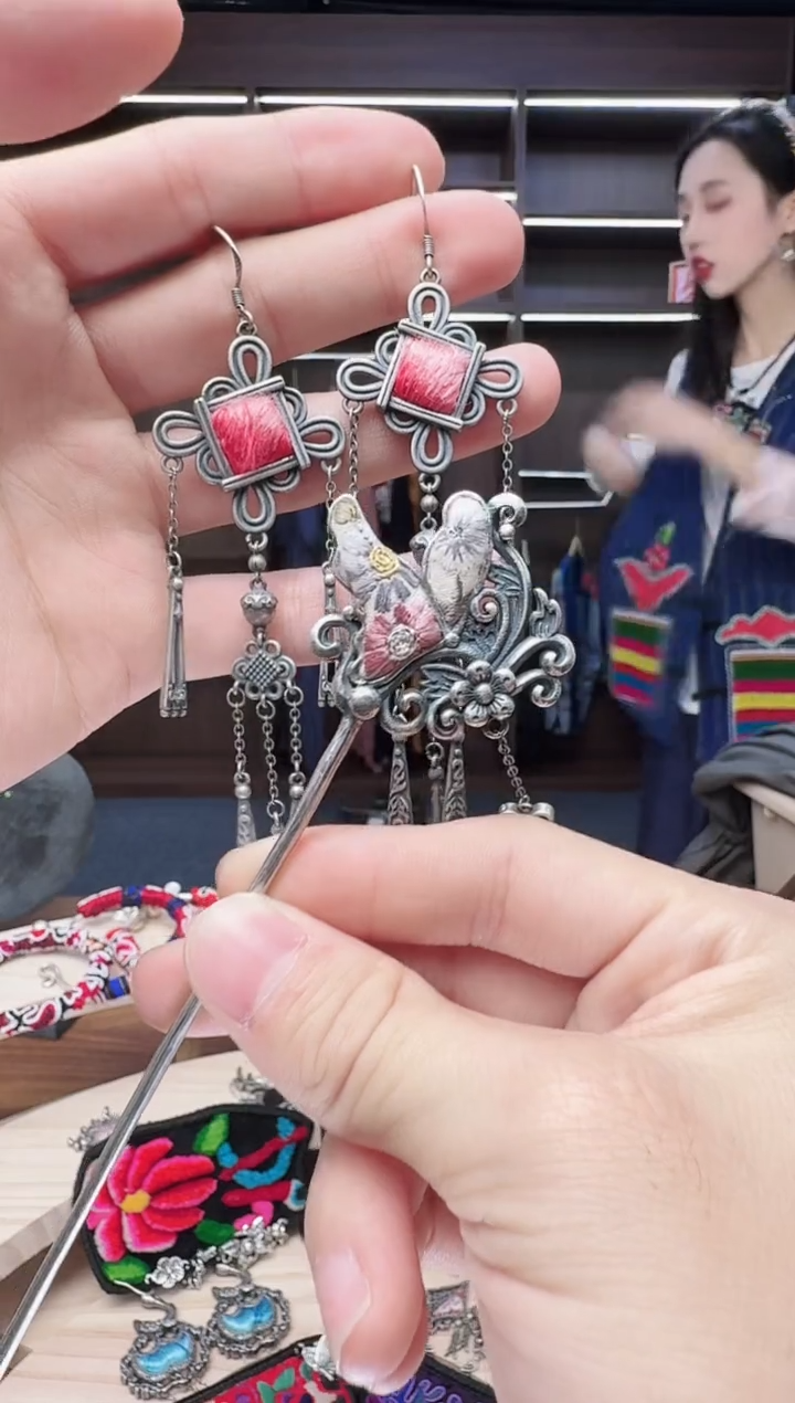 织绣66蒙阿苏苗绣传承