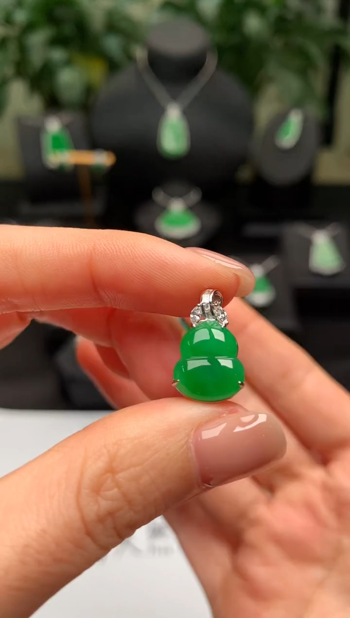 颈饰18K金镶嵌翡翠葫芦