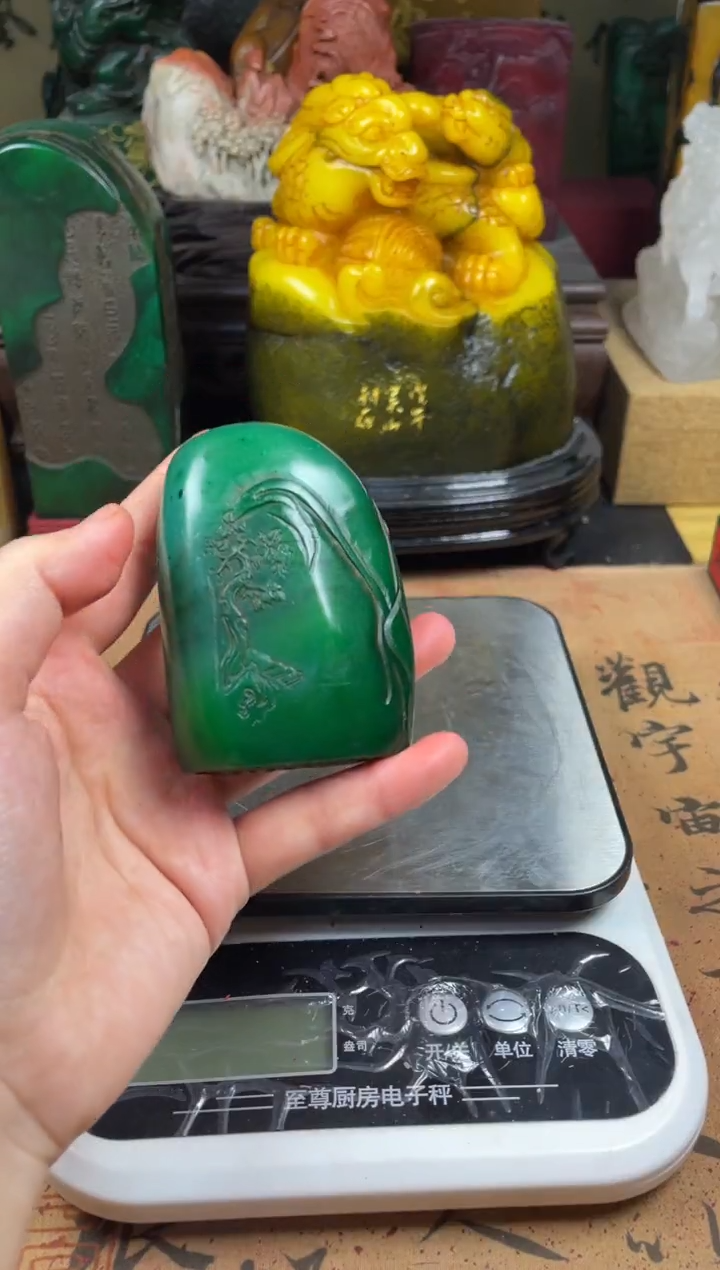 寿山石印石绝绿薄意雕随形章 佳趣