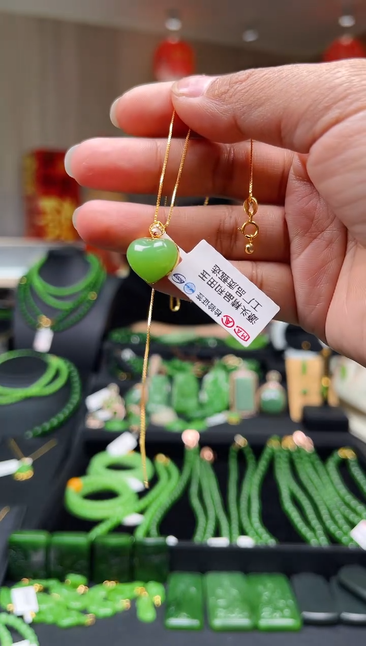 【闪购商品】和田玉（碧玉）吊坠18K金镶嵌苹果绿爱心吊坠