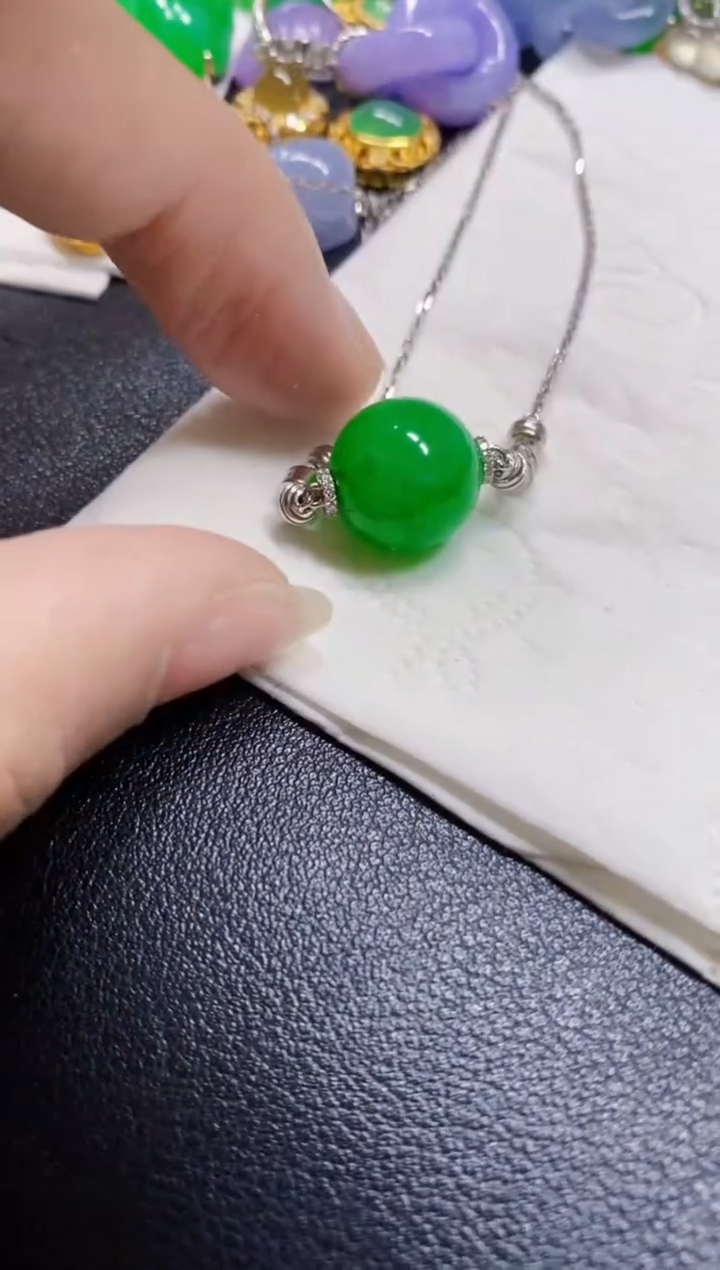 颈饰18K金镶嵌翡翠珠子