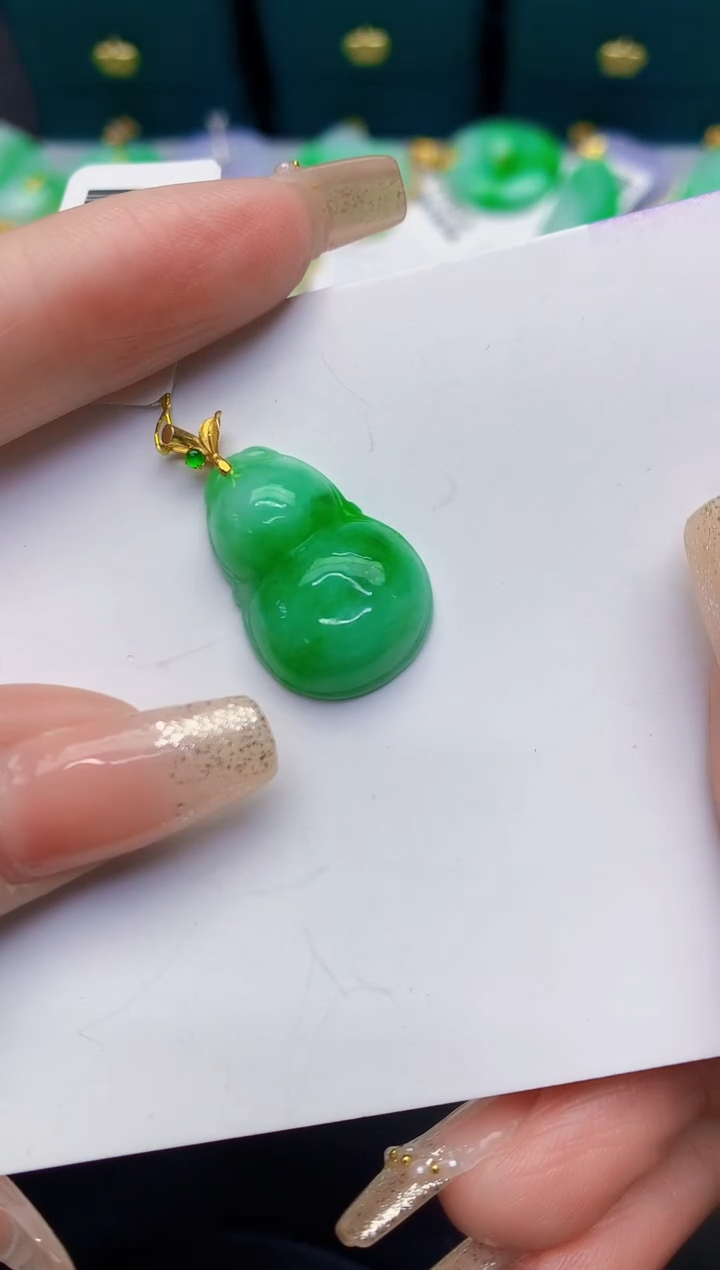 颈饰18K金镶嵌翡翠缅甸天然翡翠A货