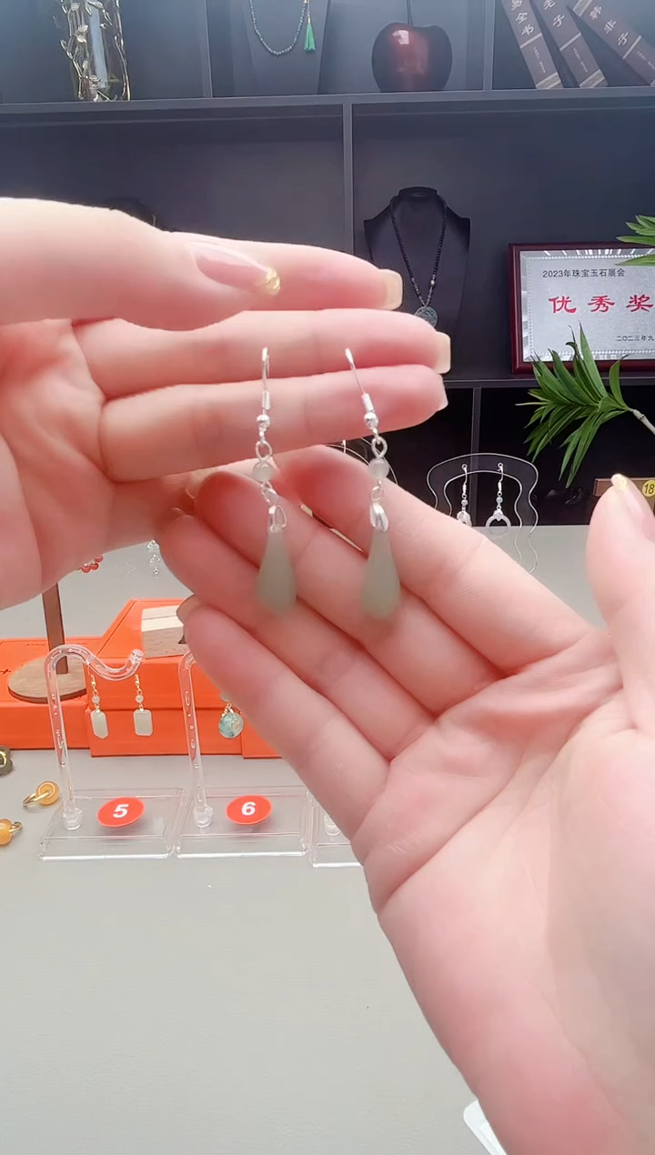 未镶嵌和田玉耳饰玉兰花