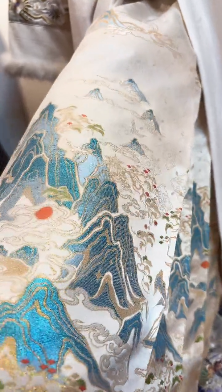 千里江山米白色织金马面