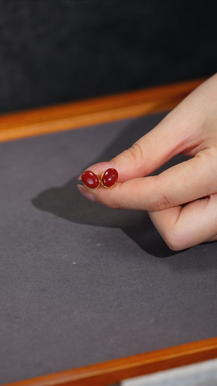 18K金镶嵌南红玛瑙耳钉原矿E5-2