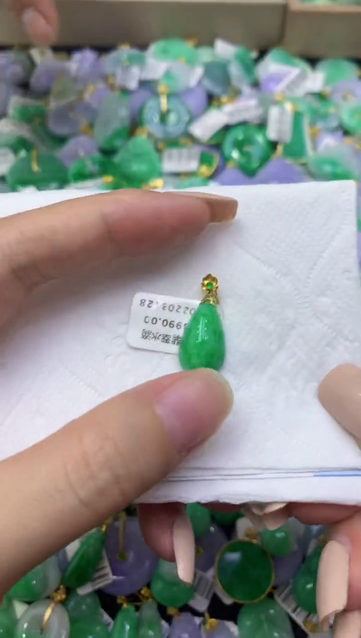 颈饰18K金镶嵌翡翠天然缅甸翡翠A货