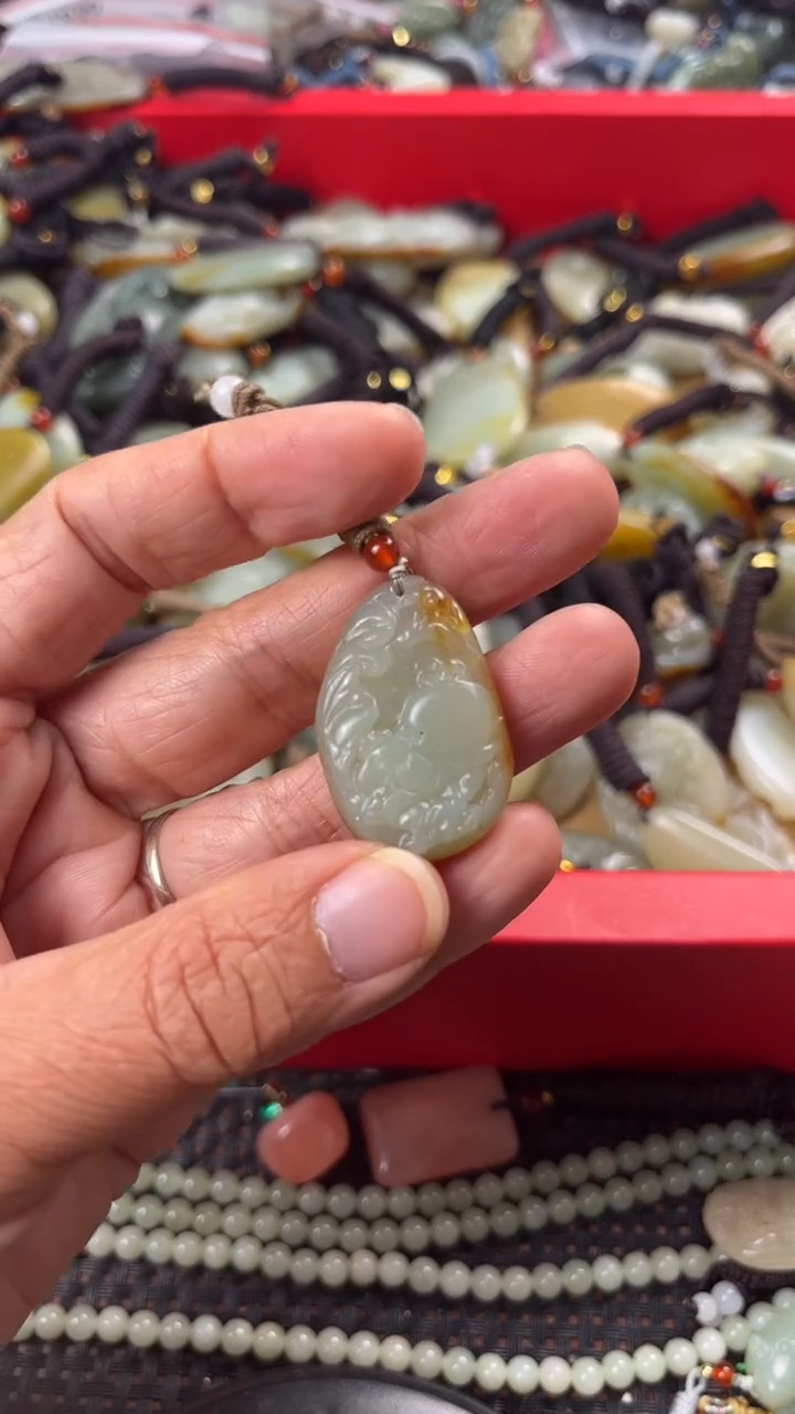 【闪购商品】和田玉颈饰未镶嵌多样性发货没有证书拍一发一有瑕