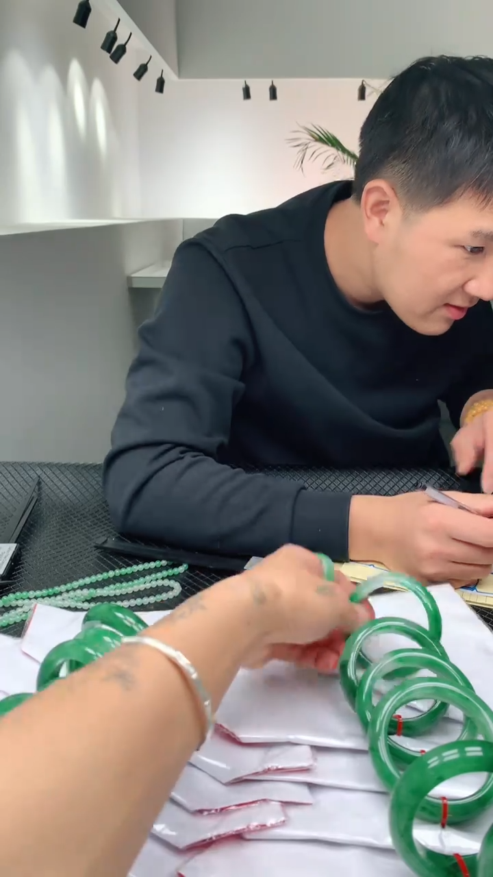 【闪购商品】石英质玉手镯未镶嵌冰飘花手镯