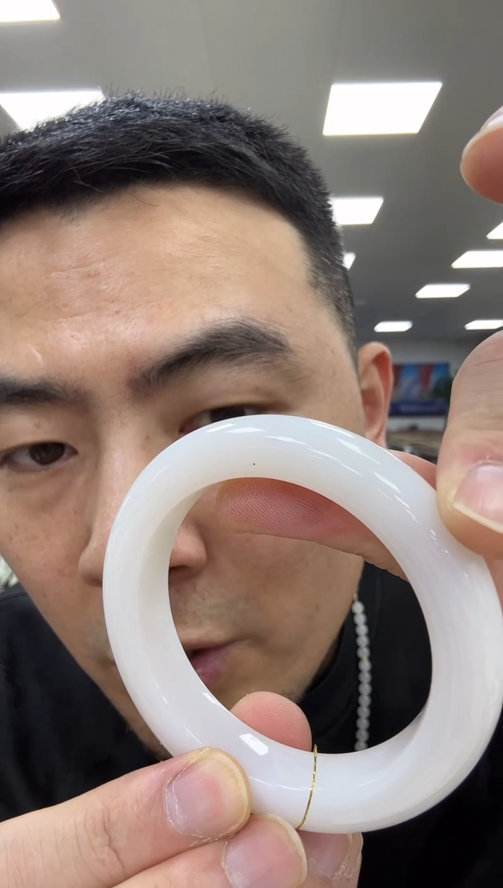 未镶嵌手镯和田玉有明显包容55.5  527