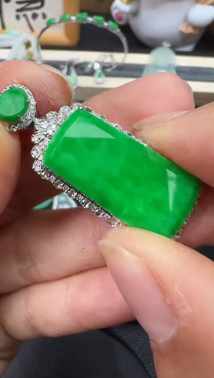 【闪购商品】翡翠吊坠(不含链)18K金镶嵌无事牌吊坠