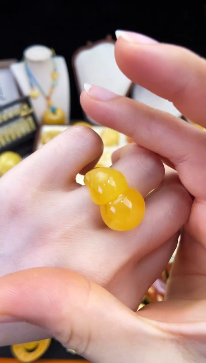 琥珀未镶嵌珠宝奇石锦****行柒月