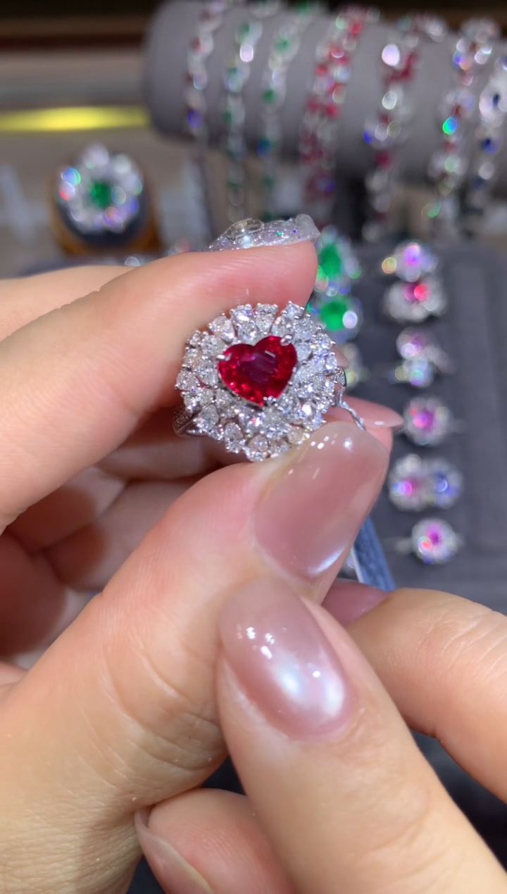 18K金镶嵌戒指红宝石1.26CT